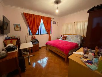 Gran casa con destino comercial y Habitacional , 300 m2 terreno y 156 m2 construídos.