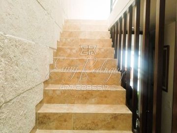 CASA EN VENTA EN LOMAS DEL REFUGIO, LEÓN, GTO; EXCELENTE PRECIO, FRENTE A LA ANTORCHA