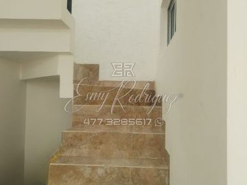 CASA EN VENTA EN LOMAS DEL REFUGIO, LEÓN, GTO; EXCELENTE PRECIO, FRENTE A LA ANTORCHA