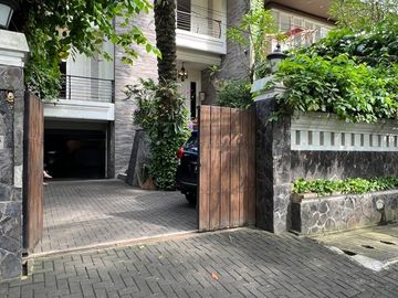 RUMAH DEPAN TAMAN at Jl KEDIRI / MENTENG, JAKPUS