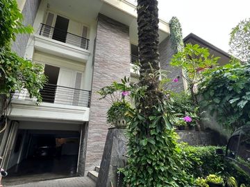 RUMAH DEPAN TAMAN at Jl KEDIRI / MENTENG, JAKPUS