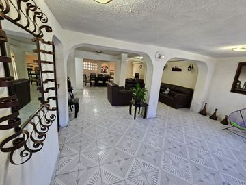 CASA EN VENTA EN METEPECSE VENDE ESPACIOSA CASA EN LA COLONIA JIMENEZ GALLARDO A PIE DE CALLE. RODEADA DE TODOS LOS SERVICIOS: A UNOS PASOS DEL ISSSTE