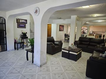 CASA EN VENTA EN METEPECSE VENDE ESPACIOSA CASA EN LA COLONIA JIMENEZ GALLARDO A PIE DE CALLE. RODEADA DE TODOS LOS SERVICIOS: A UNOS PASOS DEL ISSSTE