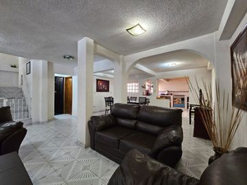 CASA EN VENTA EN METEPECSE VENDE ESPACIOSA CASA EN LA COLONIA JIMENEZ GALLARDO A PIE DE CALLE. RODEADA DE TODOS LOS SERVICIOS: A UNOS PASOS DEL ISSSTE