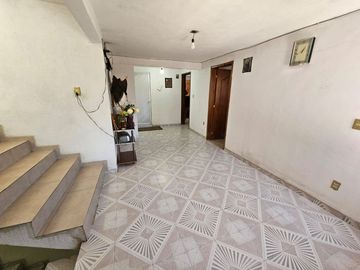 CASA EN VENTA EN METEPECSE VENDE ESPACIOSA CASA EN LA COLONIA JIMENEZ GALLARDO A PIE DE CALLE. RODEADA DE TODOS LOS SERVICIOS: A UNOS PASOS DEL ISSSTE