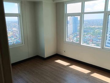 2 BR Serendra in BGC Taguig, condo for sale, with parking