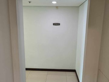 2 BR Serendra in BGC Taguig, condo for sale, with parking