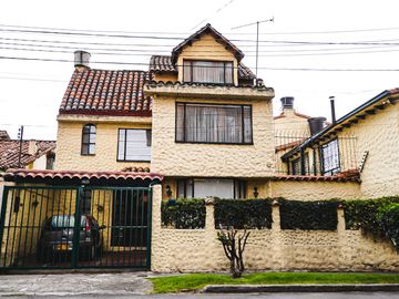 VENDEMOS CASA COLINA CAMPESTRE