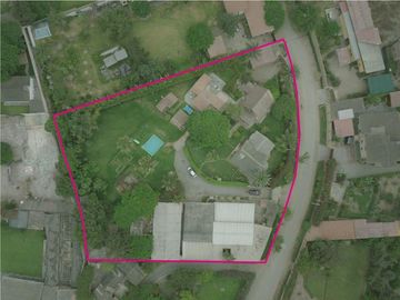 Propiedad en Pachacamac: Nave Industrial con Área Agroindustrial y 3 Casas