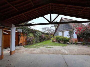 Propiedad en Pachacamac: Nave Industrial con Área Agroindustrial y 3 Casas