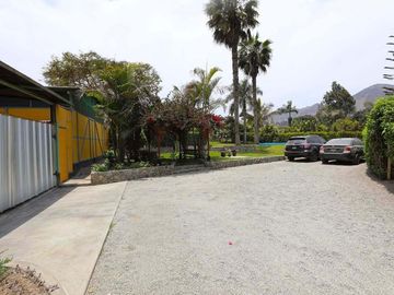 Propiedad en Pachacamac: Nave Industrial con Área Agroindustrial y 3 Casas