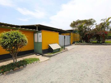 Propiedad en Pachacamac: Nave Industrial con Área Agroindustrial y 3 Casas