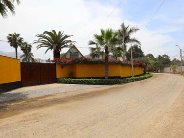 Propiedad en Pachacamac: Nave Industrial con Área Agroindustrial y 3 Casas
