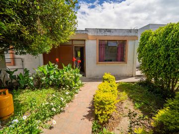 CASA EN VENTA $800.000 A 1 CUADRA DE LA USFQ