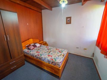 CASA EN VENTA $800.000 A 1 CUADRA DE LA USFQ