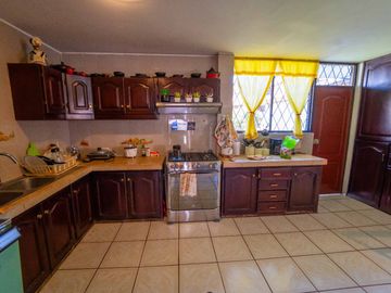 CASA EN VENTA $800.000 A 1 CUADRA DE LA USFQ