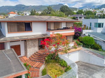 CASA EN VENTA $800.000 A 1 CUADRA DE LA USFQ