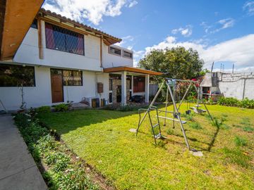 CASA EN VENTA $800.000 A 1 CUADRA DE LA USFQ
