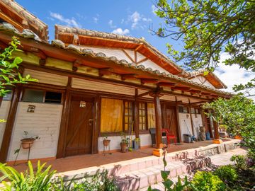 CASA EN VENTA $800.000 A 1 CUADRA DE LA USFQ