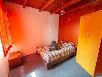 CASA EN VENTA $800.000 A 1 CUADRA DE LA USFQ