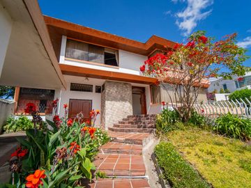 CASA EN VENTA $800.000 A 1 CUADRA DE LA USFQ