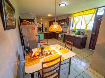 CASA EN VENTA $800.000 A 1 CUADRA DE LA USFQ