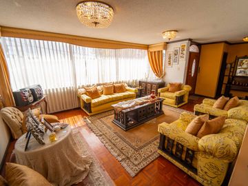 CASA EN VENTA $800.000 A 1 CUADRA DE LA USFQ