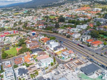 CASA EN VENTA $800.000 A 1 CUADRA DE LA USFQ