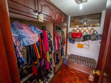 CASA EN VENTA $800.000 A 1 CUADRA DE LA USFQ