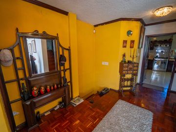 CASA EN VENTA $800.000 A 1 CUADRA DE LA USFQ