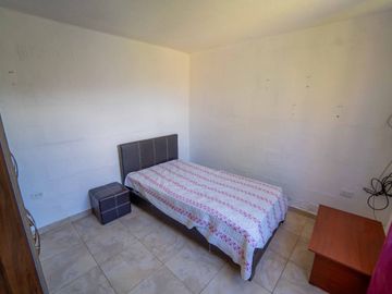 CASA EN VENTA $800.000 A 1 CUADRA DE LA USFQ