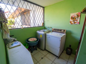 CASA EN VENTA $800.000 A 1 CUADRA DE LA USFQ
