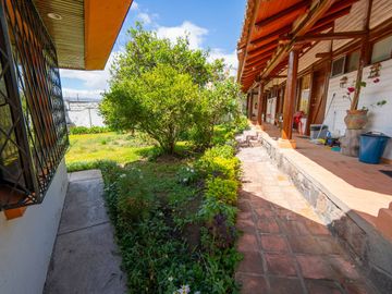CASA EN VENTA $800.000 A 1 CUADRA DE LA USFQ