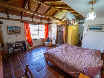 CASA EN VENTA $800.000 A 1 CUADRA DE LA USFQ