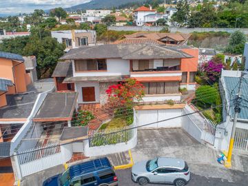 CASA EN VENTA $800.000 A 1 CUADRA DE LA USFQ