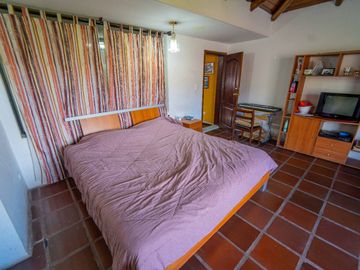 CASA EN VENTA $800.000 A 1 CUADRA DE LA USFQ