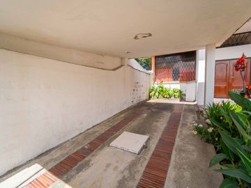 CASA EN VENTA $800.000 A 1 CUADRA DE LA USFQ