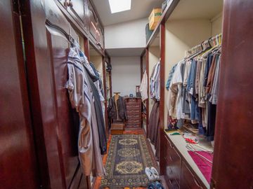 CASA EN VENTA $800.000 A 1 CUADRA DE LA USFQ
