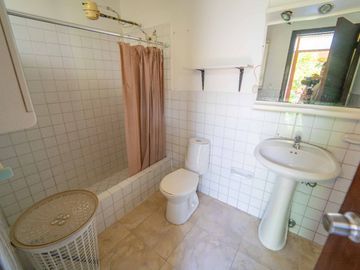 CASA EN VENTA $800.000 A 1 CUADRA DE LA USFQ