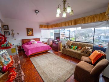 CASA EN VENTA $800.000 A 1 CUADRA DE LA USFQ