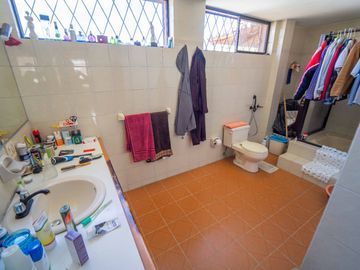 CASA EN VENTA $800.000 A 1 CUADRA DE LA USFQ