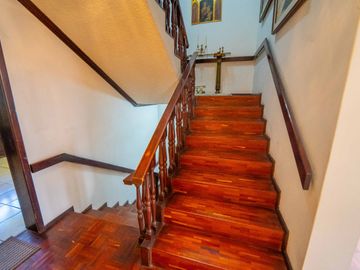 CASA EN VENTA $800.000 A 1 CUADRA DE LA USFQ
