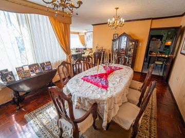 CASA EN VENTA $800.000 A 1 CUADRA DE LA USFQ