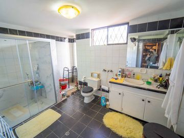 CASA EN VENTA $800.000 A 1 CUADRA DE LA USFQ