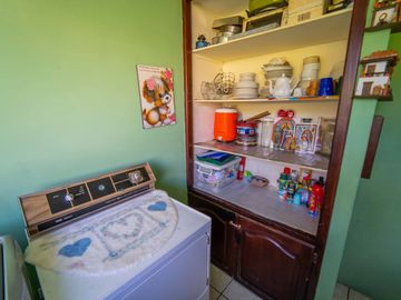CASA EN VENTA $800.000 A 1 CUADRA DE LA USFQ
