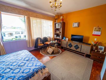 CASA EN VENTA $800.000 A 1 CUADRA DE LA USFQ