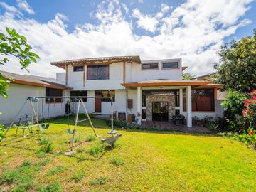 CASA EN VENTA $800.000 A 1 CUADRA DE LA USFQ