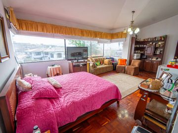 CASA EN VENTA $800.000 A 1 CUADRA DE LA USFQ