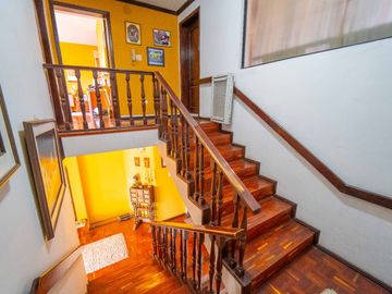 CASA EN VENTA $800.000 A 1 CUADRA DE LA USFQ
