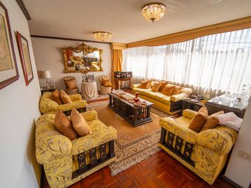 CASA EN VENTA $800.000 A 1 CUADRA DE LA USFQ